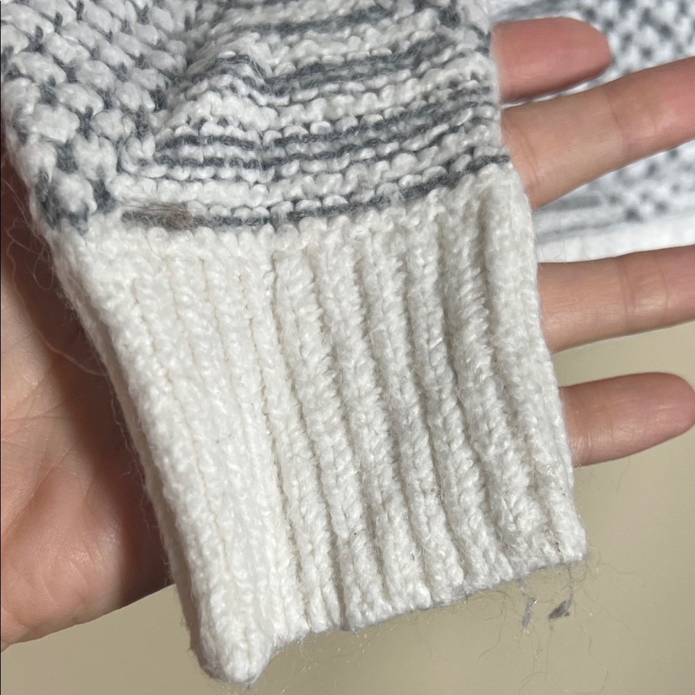 Cozy Gray Patterned Women's Sweater - Picture 4 of 6